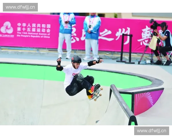 以滑板弧度为核心探索稳定性与操控性的设计奥秘与运动表现提升之道